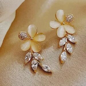 Crystal Rhinestone Yellow Flower Leaf Women's Stud Earrings Brand New